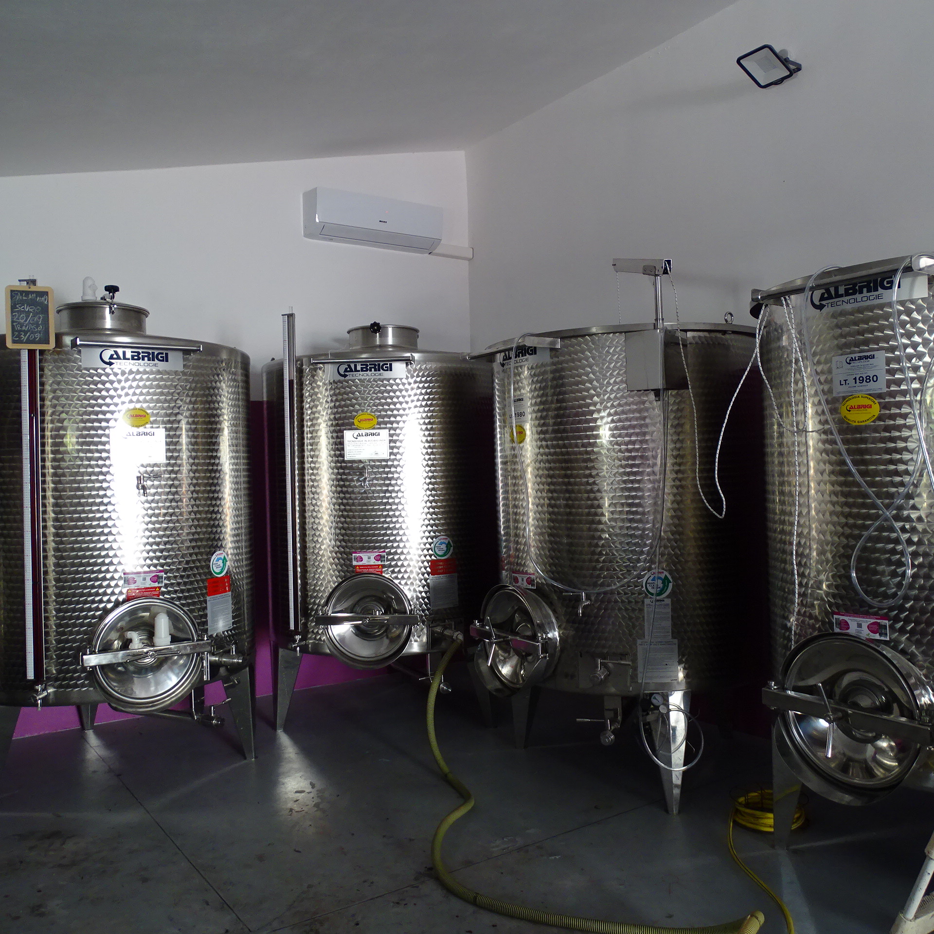 Le cisterne in acciaio inox della cantina Gorzoni a Villimpenta
