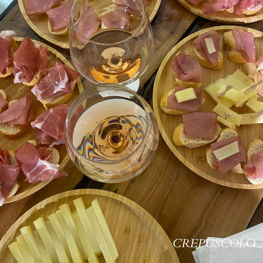 Saletta degustazione Cantina Gorzoni – vista dall'alto con calici e prodotti tipici mantovani