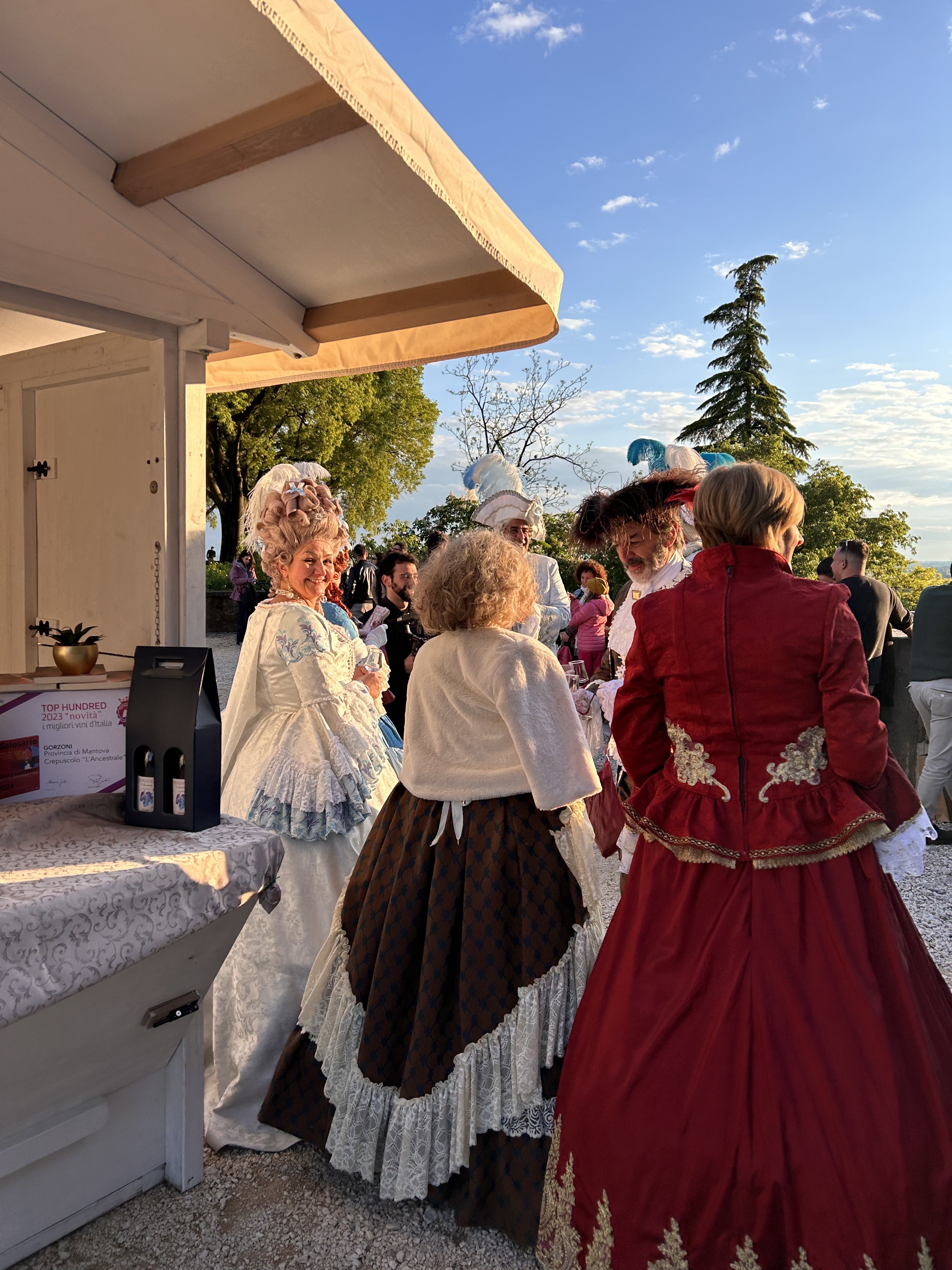 Degustatori in abiti d'epoca alla Mostra dei Vini Passiti
