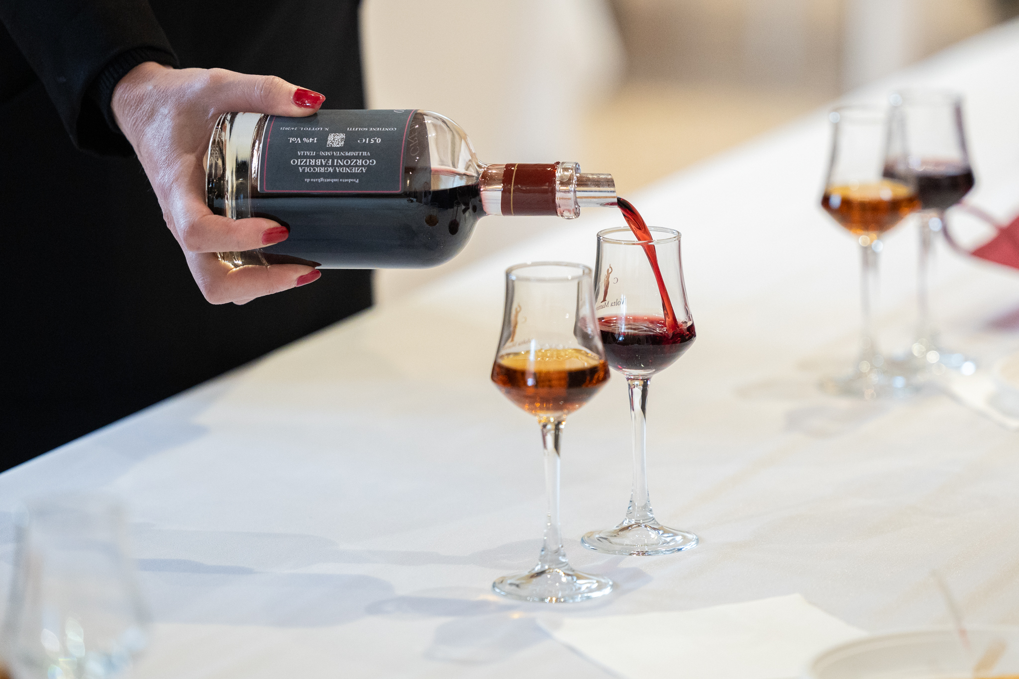 Versamento dell'Appassito Gorzoni in calici da degustazione