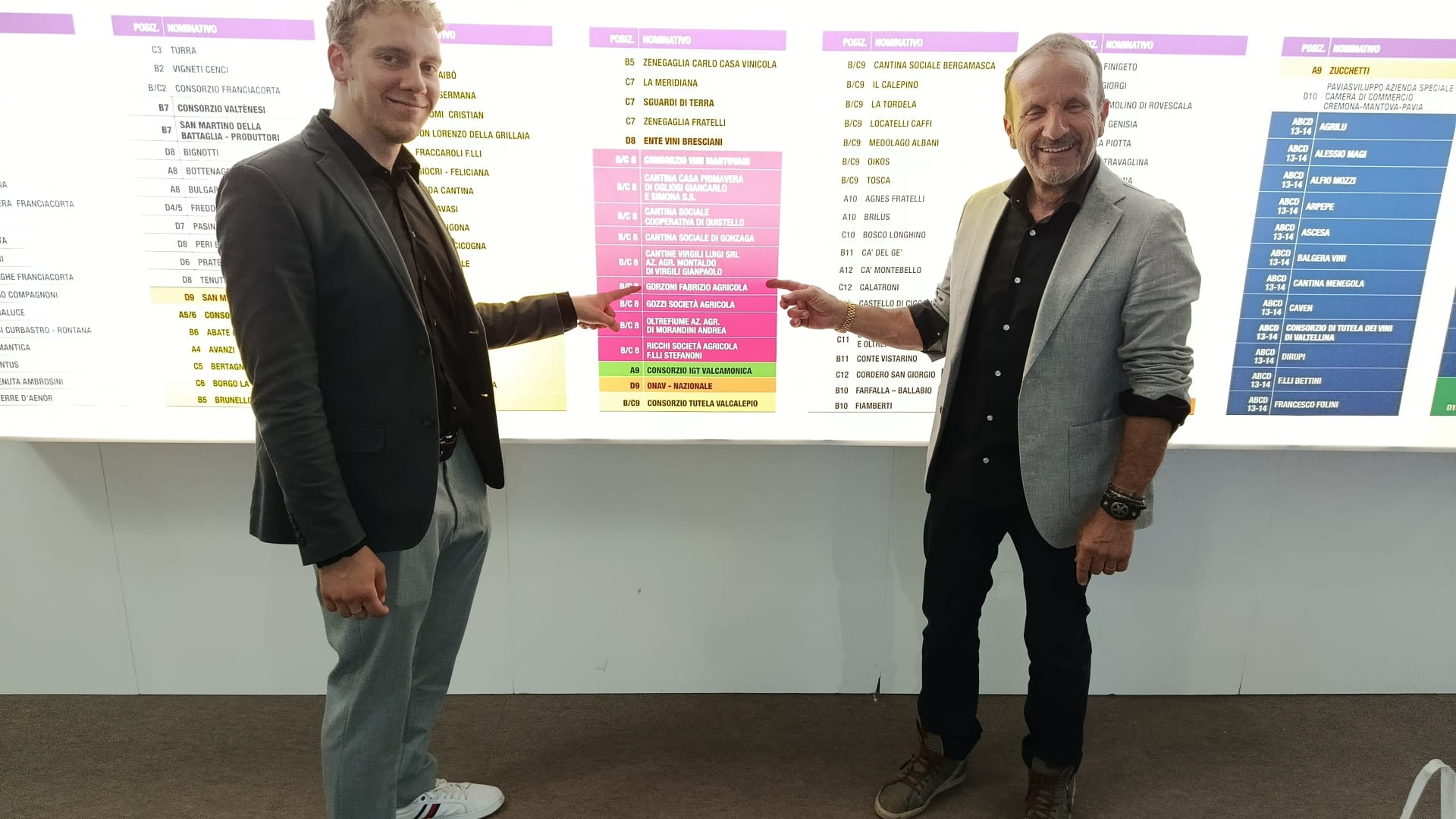 Matteo e Fabrizio indicano lo stand Vinitaly 2026